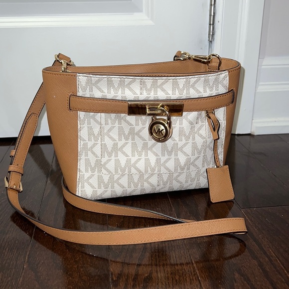 Michael Kors Adjustable Cross Body Bag - With Functional Lock & Key ๐๐ - Picture 1 of 8